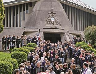 Thousands turn up for Morosini funeral