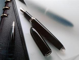 US girl born without hands wins penmanship award