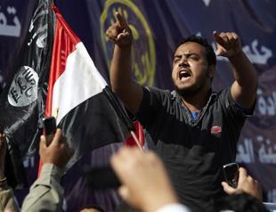 Egyptians rally against ex-regime hold-overs