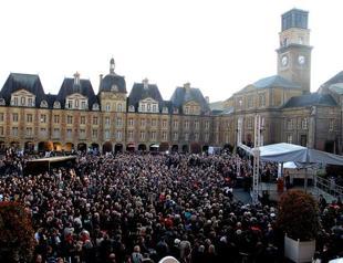 France votes as Sarkozy era hangs by thread