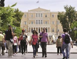 Greece sinks deep, Fitch speaks of euro walkout