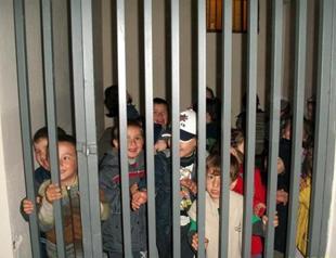Children photographed behind bars in field day trip in Turkey