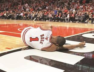First win costly as Bulls lose Rose for playoffs