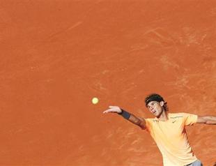 Nadal warms up for France