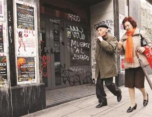 Spain economy falls back into recession