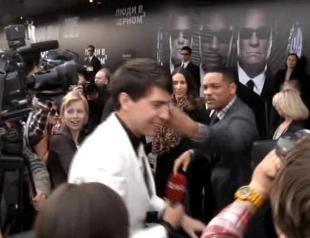 Will Smith slaps journalist who tries to kiss him
