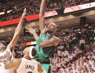 Heat overcome stellar Rondo, take 2-0 lead