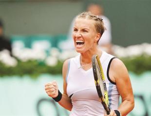 Kuznetsova powers past Radwanska in France