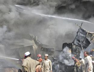 Bomb blast kills 19 on Pakistan bus: police