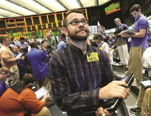 Oil rises on Europe woes, Tehran fears