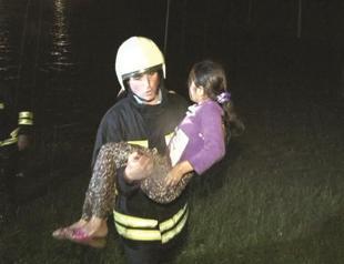 30 people stranded in heavy rains