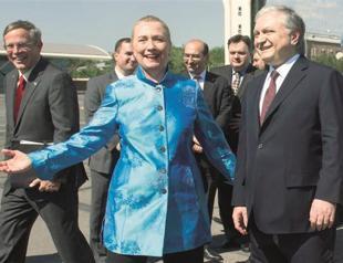 Clinton dives into Caucasus politics with four-nation tour