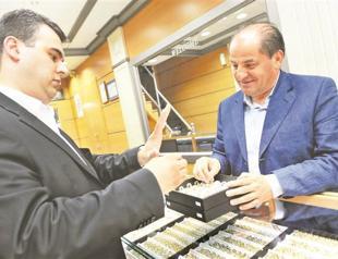 Jewelers admonish lenders’ gold trade
