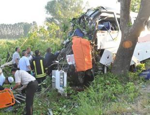 Bus crash kills seven in Turkeys west