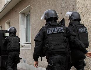 Angry police demonstrate in Paris over colleagues charge