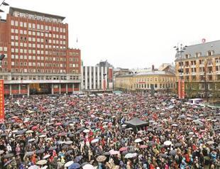 Thousands defy Breivik with music