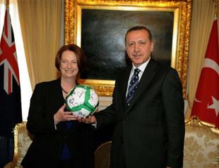 Australian, Turkish prime ministers play football