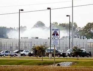 US prison guard dies, others hurt in disturbance