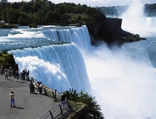 Man survives plunge over Niagara Falls