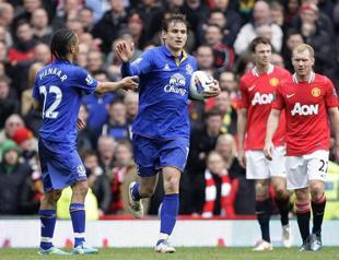 Everton shocks United as draw revives race