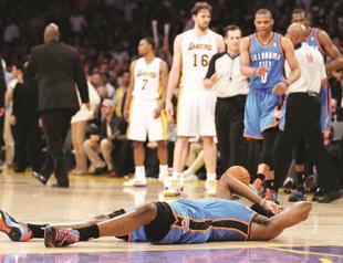 Lakers’ World Peace ejected for elbow smash on Harden