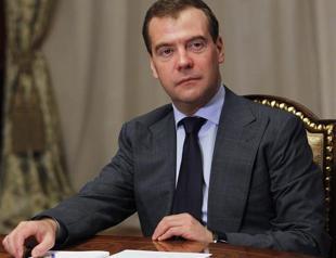 Medvedev promises freedoms as Putins premier