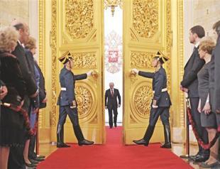 Masses protest Putin as he re-takes Kremlin