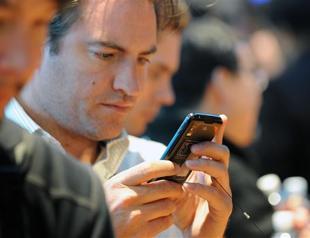 US drivers see texting risks but still do it: survey