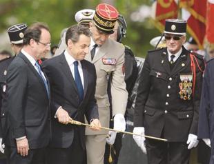 Hollande, Sarkozy show rare unity in ceremony