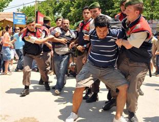 Hotel owners protest Çıralı demolitions