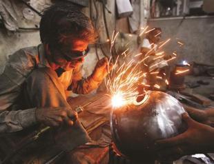 India keeps key interest rate stable despite slowing growth