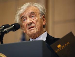 Holocaust survivor Wiesel returns Hungarian honour