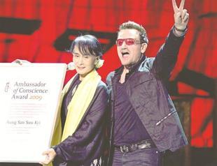 Suu Kyi takes stage with Bono
