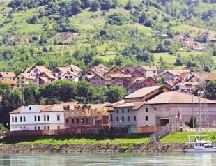 Famous directors mini-town draws Bosniak ire