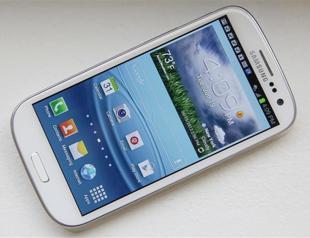 Samsung launches new phone in US, taking on Apple