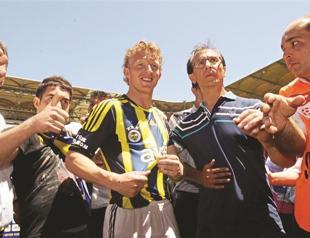 Kuyt signs 3-year contract with Fenerbahçe