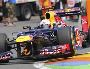 Vettel cools saga over possible Ferrari move