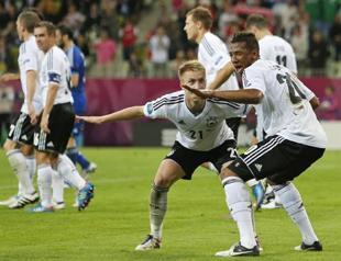 Four-star Germans blast Greeks to reach Euro semis