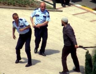 Protester draws sword on Turkish police