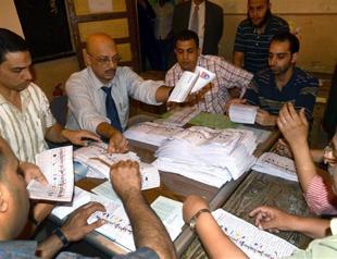 Small Brotherhood lead in early Egypt vote results