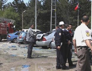 One policeman, three attackers killed in Turkey suicide bombing