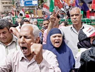 Islamist, Mubarak-era figure likely to go run-off