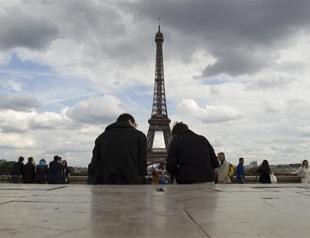 Man dies after jumping from Eiffel Tower