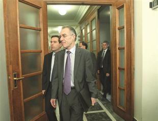 Greek minister quits adding to instability