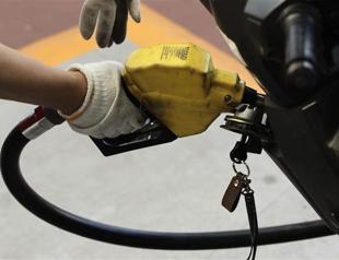 Oil prices climb amid weak demand outlook