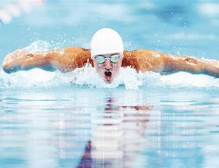 Lochte edges Phelps in 400m medley