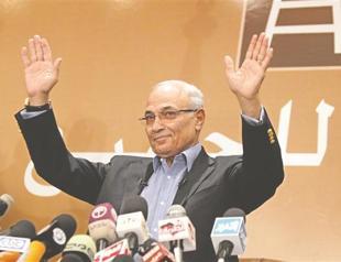 Shafiq leaves Egypt after graft charges