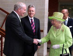 Queen, ex-IRA chief shake hands in Belfast