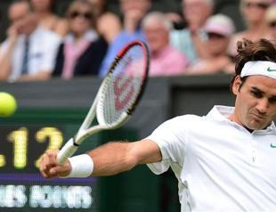 Federer takes royal route at Wimbledon