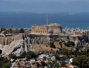 Man jumps off Acropolis in apparent suicide bid